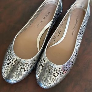 `Antonio Melani Silver Flats Sz 7 1/2